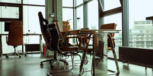 A place to work by the window, an office leather chair, interior Diplomado en gestión de espacios para eventos corporativos