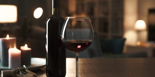 Excellent red wine tasting at night Diplomado en enologÃa y maridaje para eventos