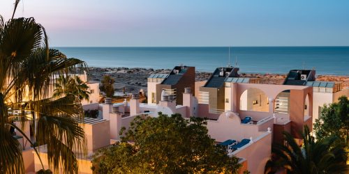 Golf resort and hotel in the beach of Valencia at night, Spain. Diplomado en gestión de espacios de eventos en hoteles y resorts